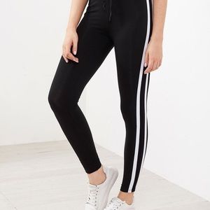 HUE leggings w white stripes on side 💞